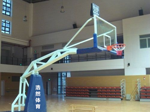 學校室內比賽電動液壓籃球架安裝現(xiàn)場